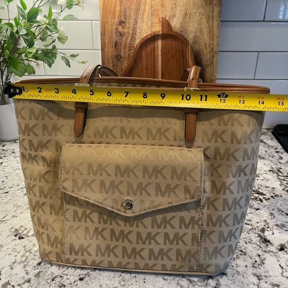 Michael Kors MK Signature Tote Shoulder Handbag Purse Tan Gold Jet Set - Picture 15 of 16